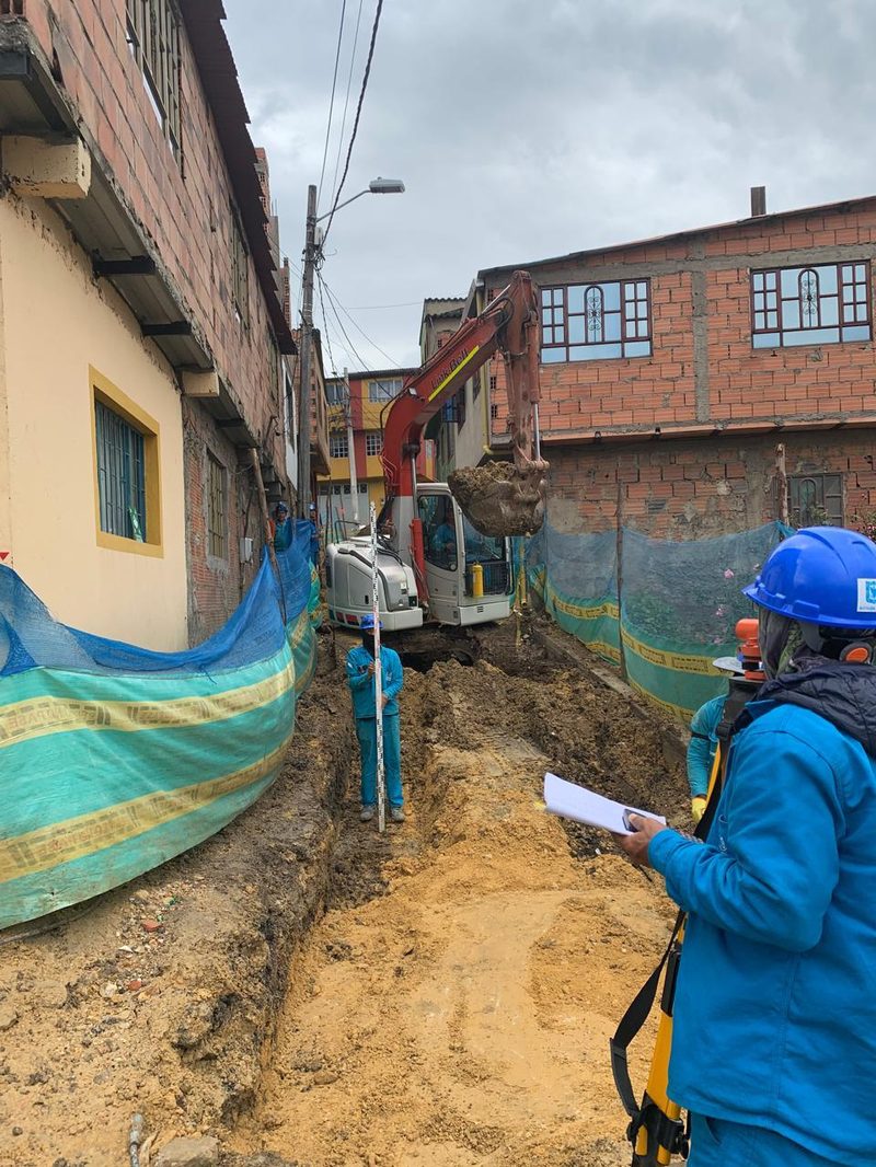 Maquinaria Rentacol en obra Bogotá